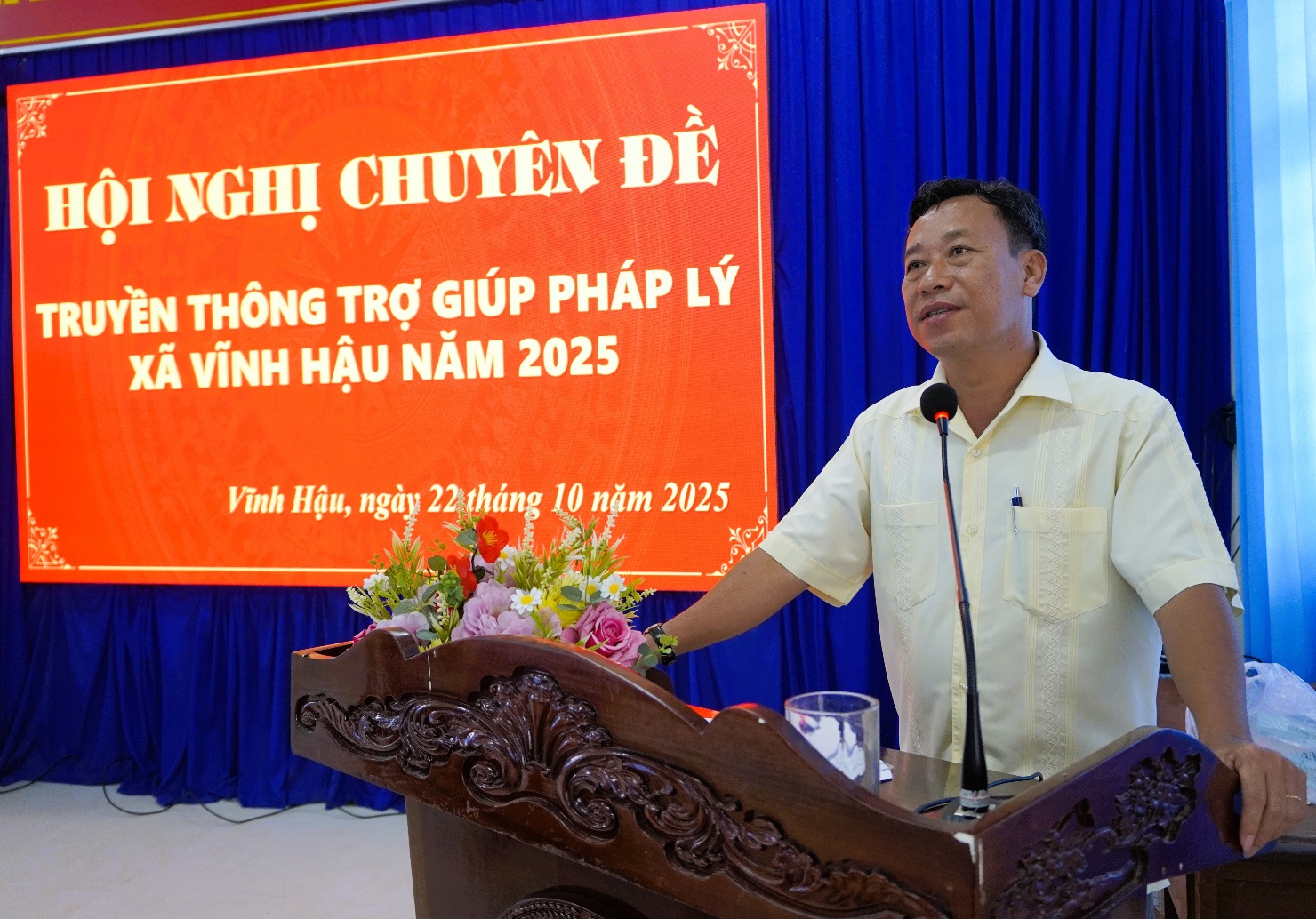 Description: A person standing at a podiumAI-generated content may be incorrect.