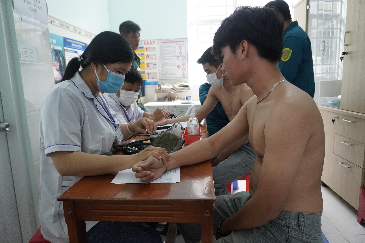 Description: A person and person in a hospital
AI-generated content may be incorrect.