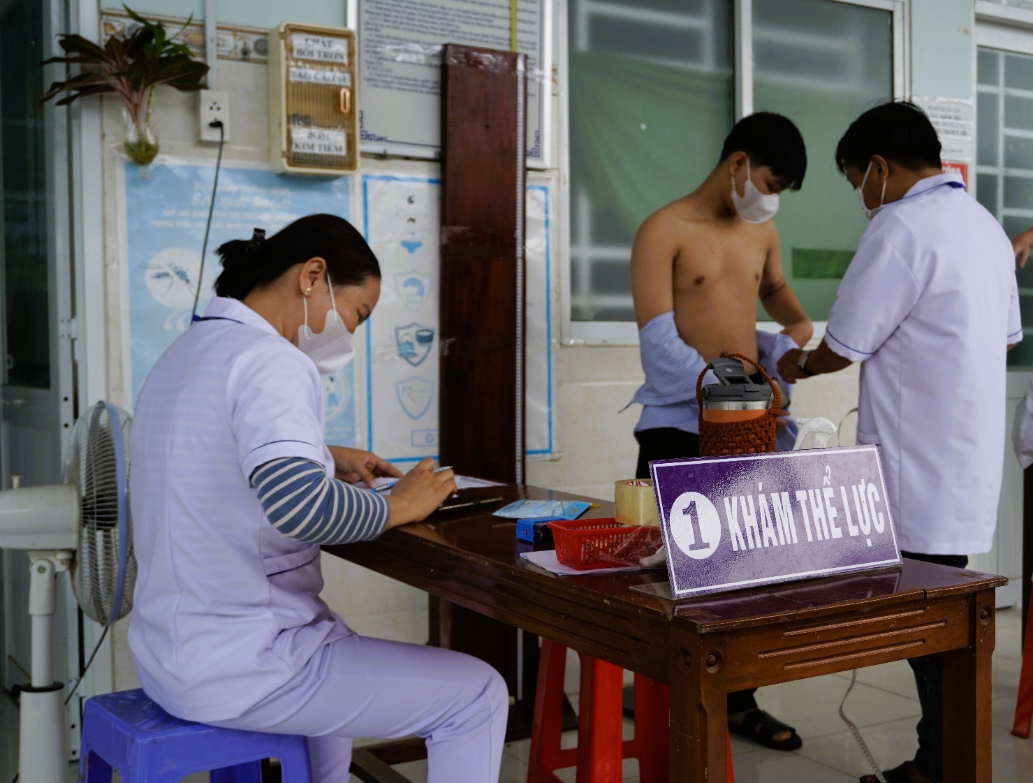 Description: A group of people wearing masks
AI-generated content may be incorrect.