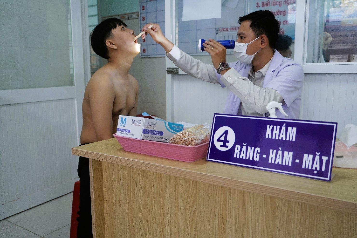 Description: A doctor giving a patient a treat
AI-generated content may be incorrect.