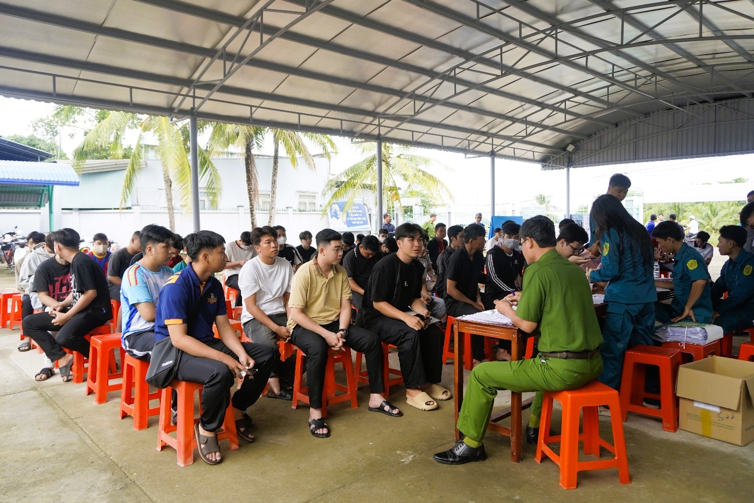 Description: A group of people sitting in chairs
AI-generated content may be incorrect.