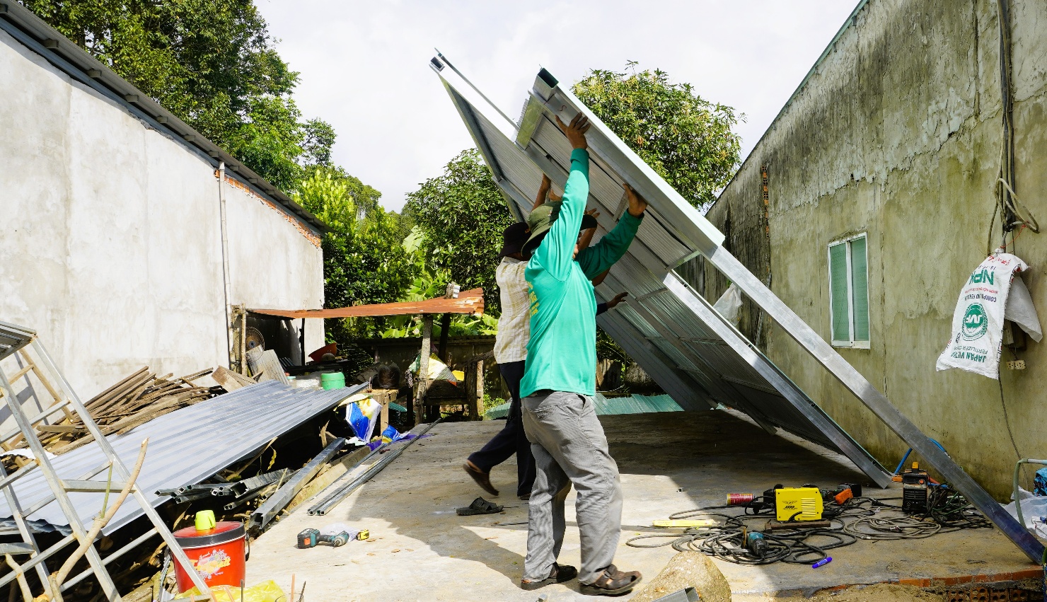 A group of people working on a roofAI-generated content may be incorrect.
