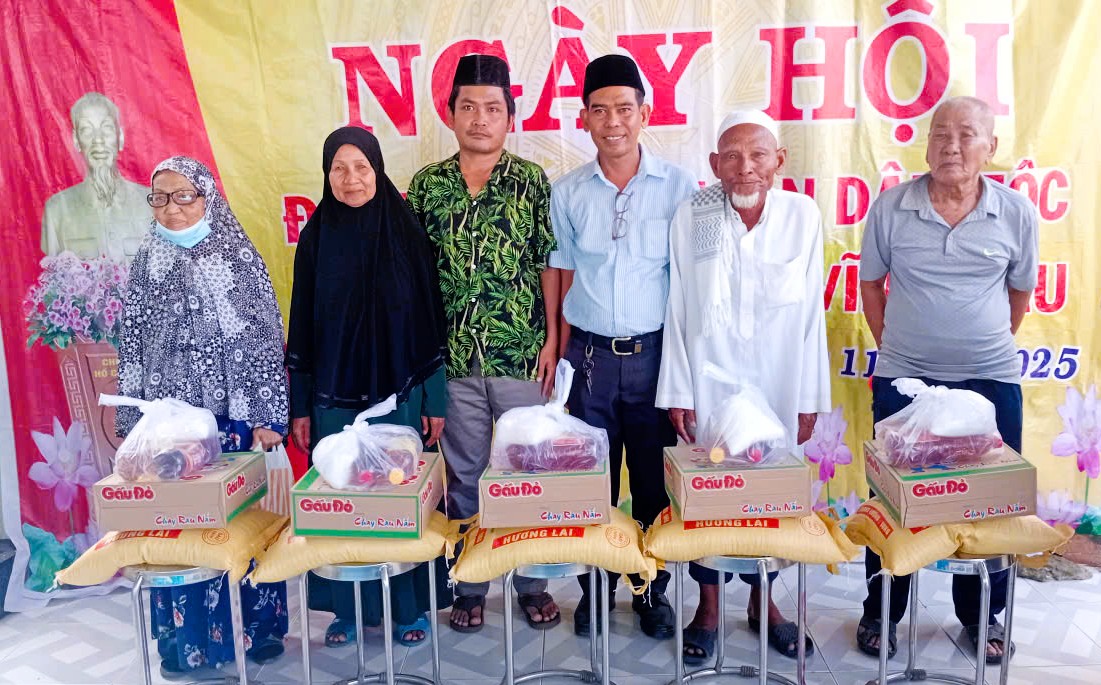A group of people standing next to boxes of foodAI-generated content may be incorrect.