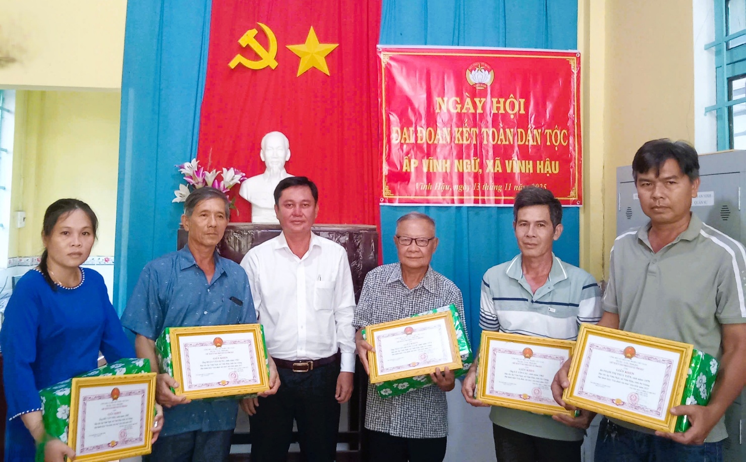 A group of men holding certificatesAI-generated content may be incorrect.