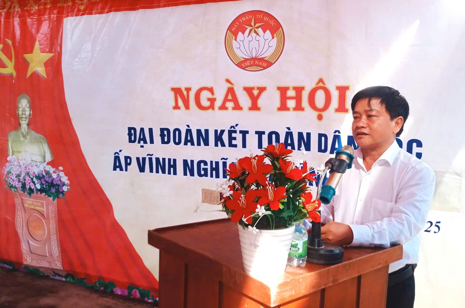 A person standing at a podium with a microphoneAI-generated content may be incorrect.