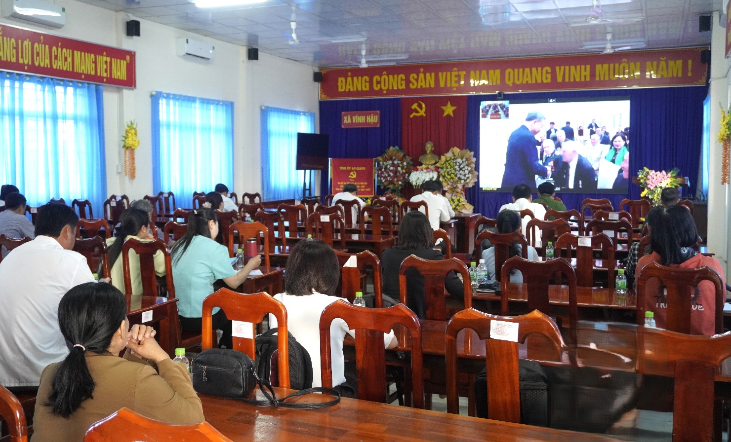 A group of people in a classroomAI-generated content may be incorrect.