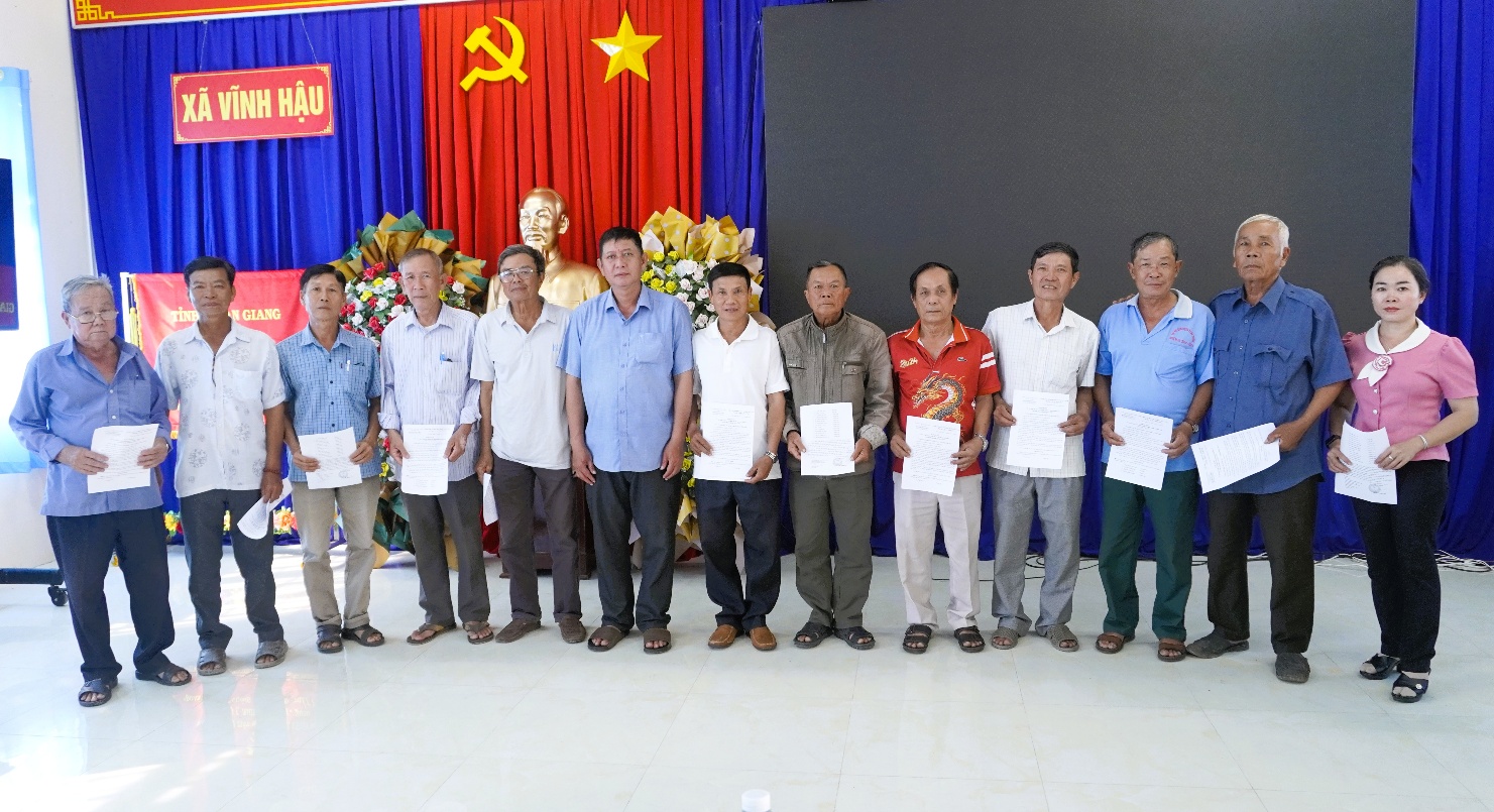 A group of men standing in a lineAI-generated content may be incorrect.