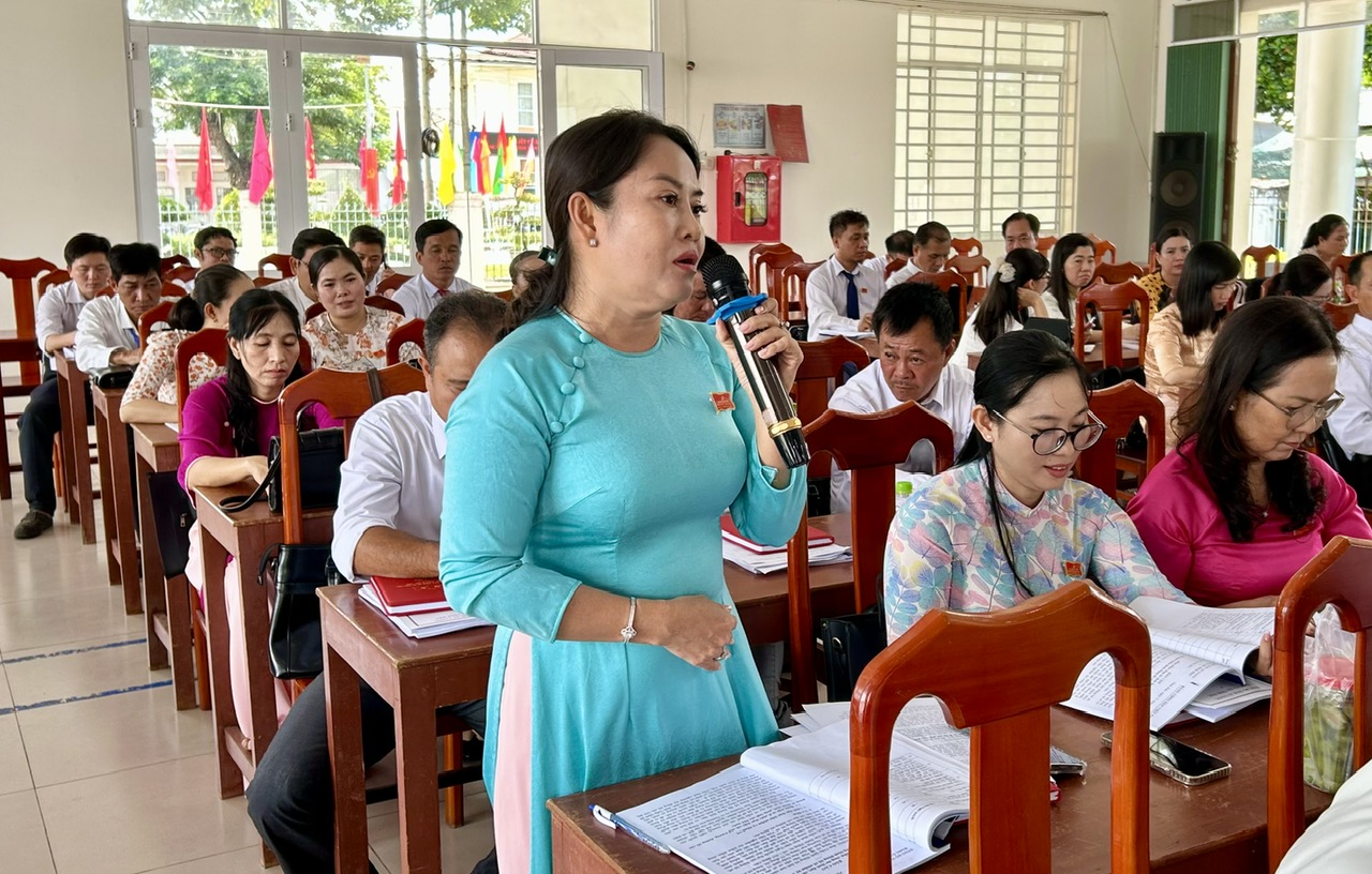 Description: A person speaking into a microphone in a classroomAI-generated content may be incorrect.