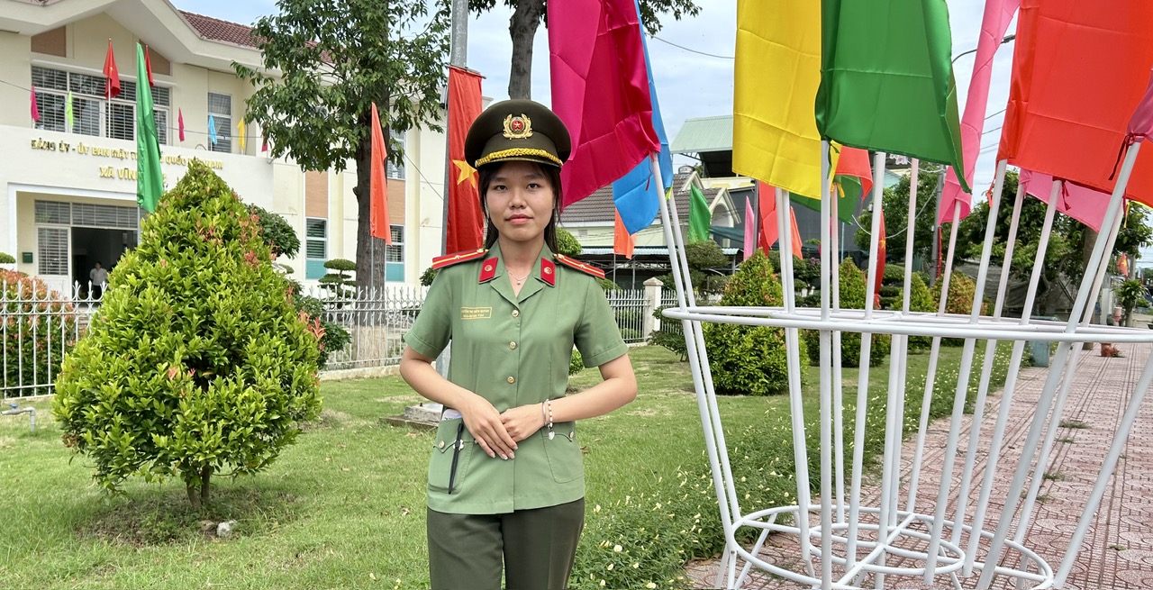 Description: A person in uniform standing in front of flags
AI-generated content may be incorrect.