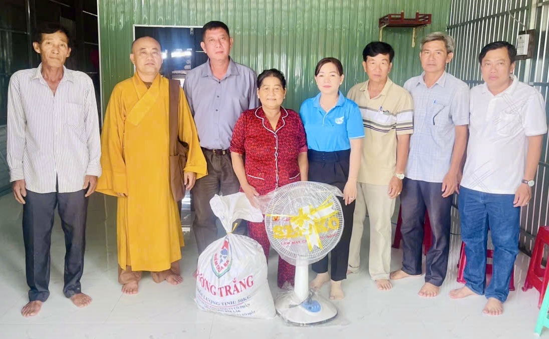 Description: A group of people standing in front of a fanAI-generated content may be incorrect.