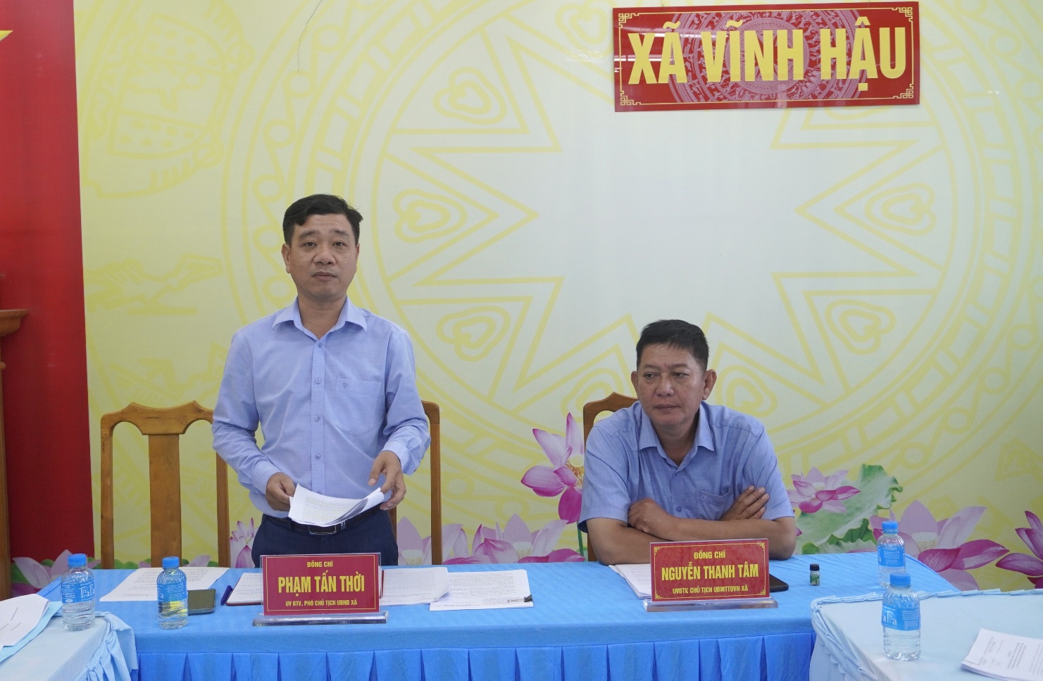 Description: A group of men sitting at a table
AI-generated content may be incorrect.