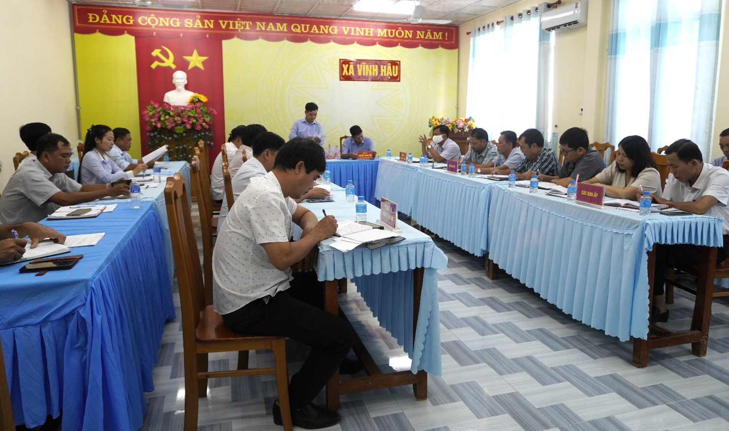 Description: A group of people sitting at tables
AI-generated content may be incorrect.