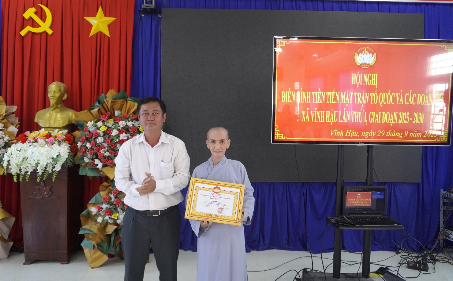 Description: A person and person standing in front of a screenAI-generated content may be incorrect.