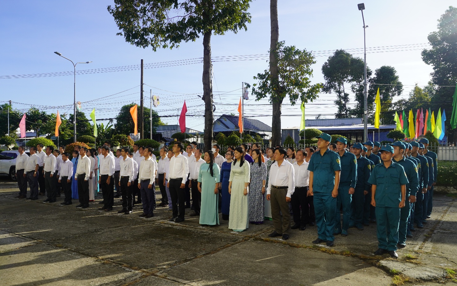 Description: A group of people standing in a lineAI-generated content may be incorrect.