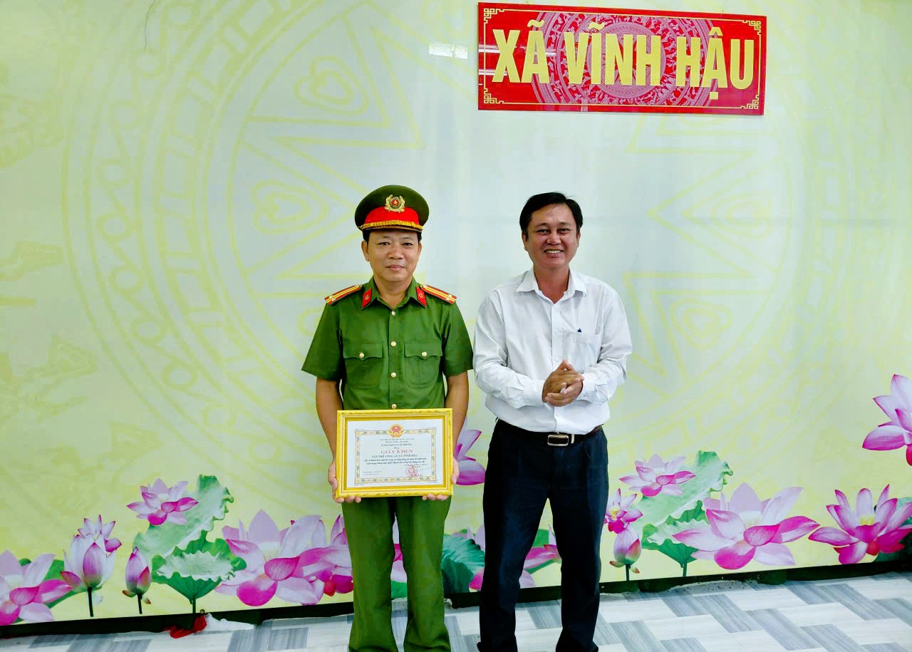 Description: A person in uniform holding a certificate
AI-generated content may be incorrect.