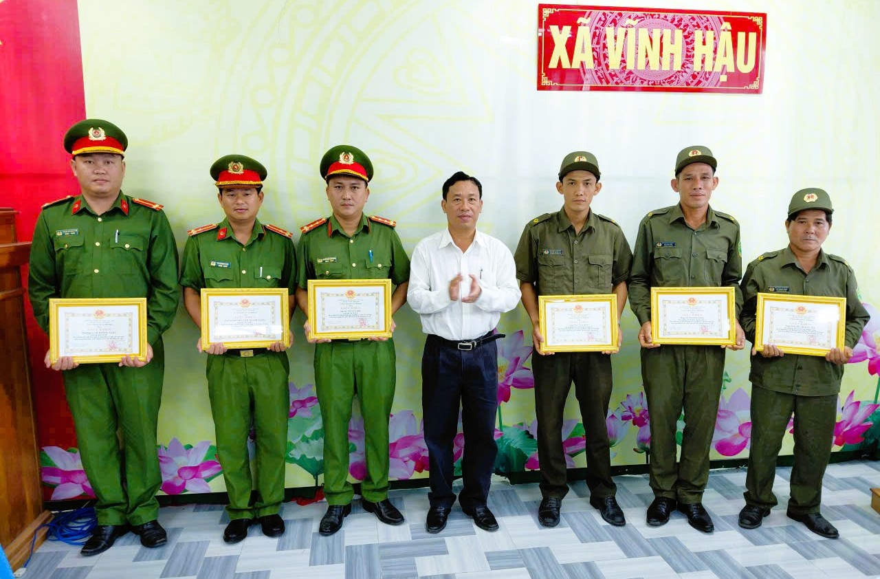 Description: A group of men in uniform holding certificates
AI-generated content may be incorrect.