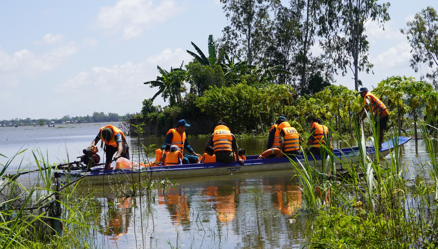 Description: A group of people in life jackets on a boatAI-generated content may be incorrect.