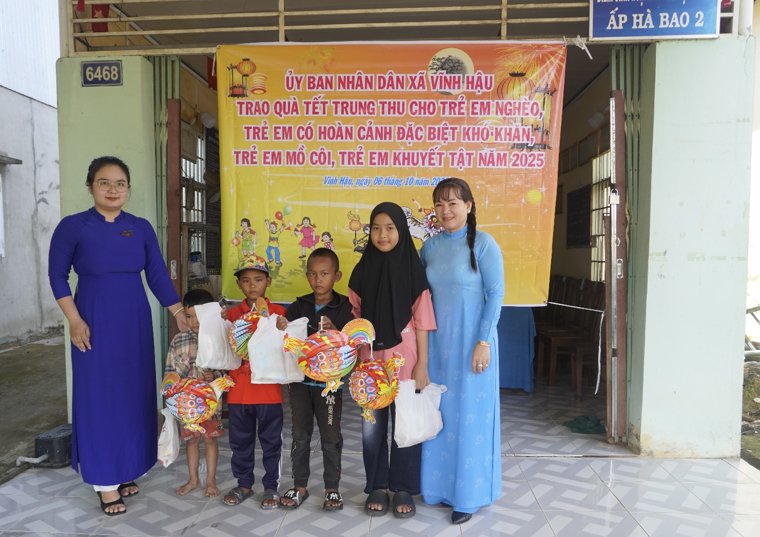 Description: A group of people standing in front of a bannerAI-generated content may be incorrect.