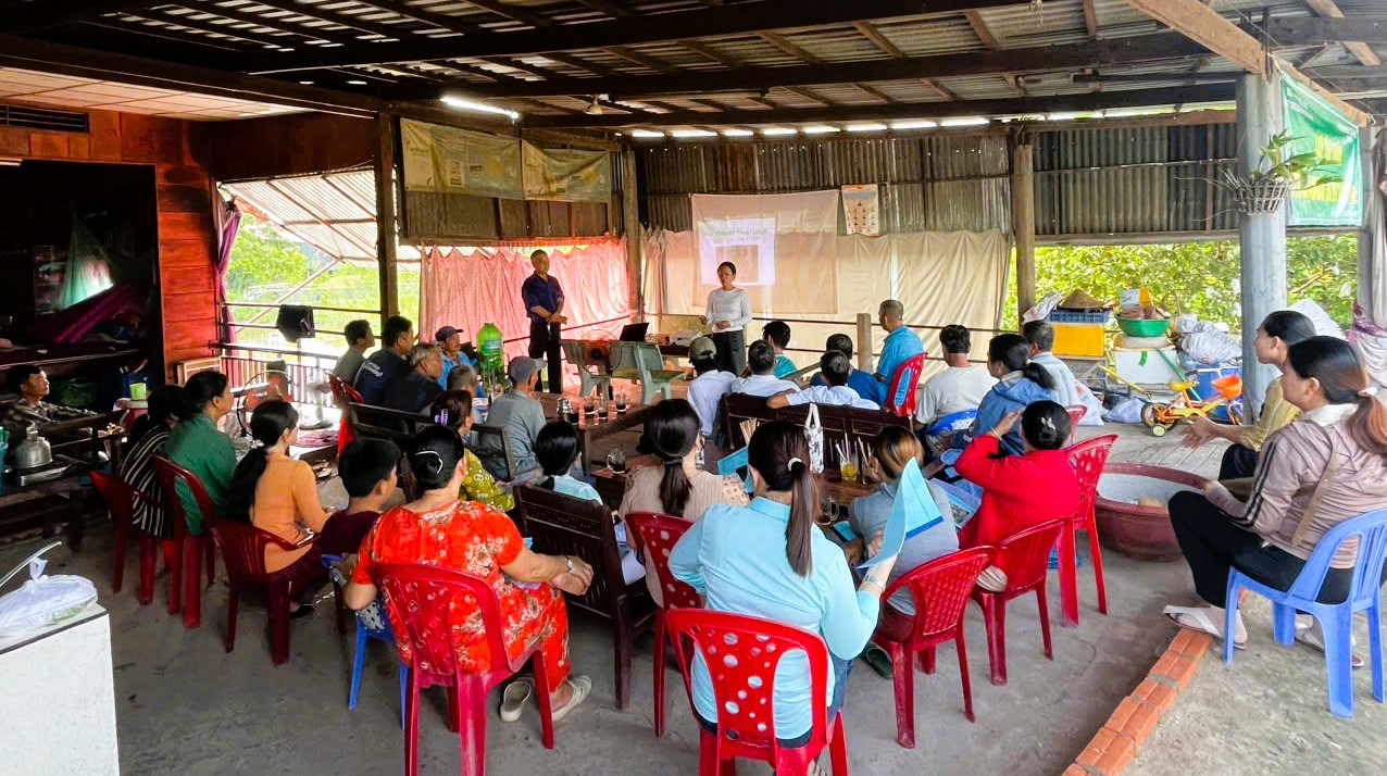 Description: A group of people sitting in chairs
AI-generated content may be incorrect.