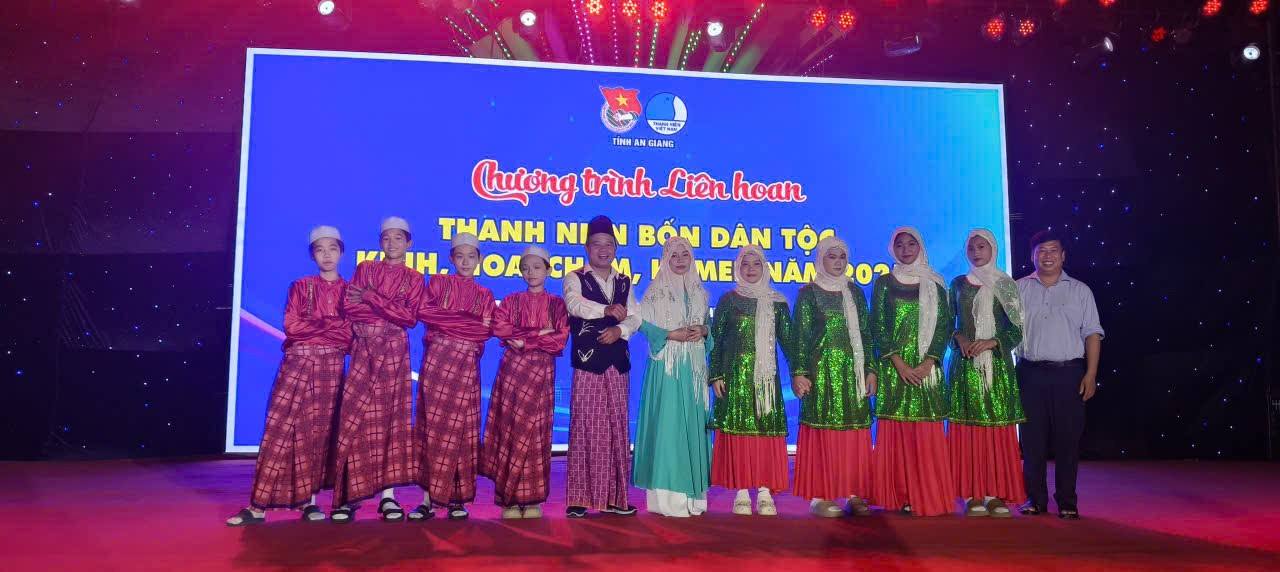 Description: A group of people standing on a stageAI-generated content may be incorrect.