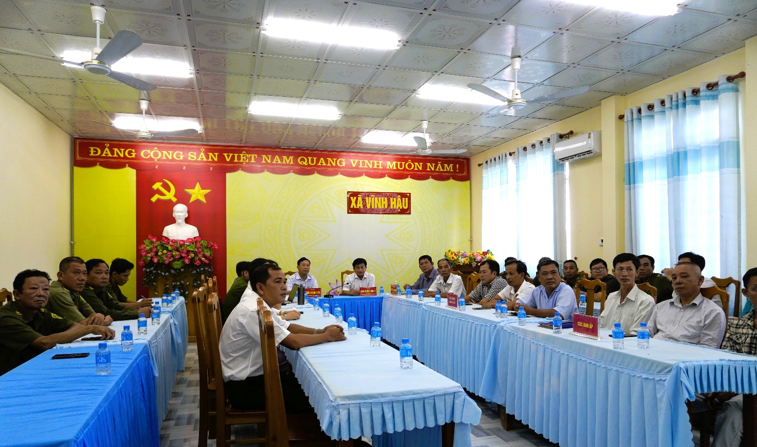 Description: A group of people sitting at tablesAI-generated content may be incorrect.