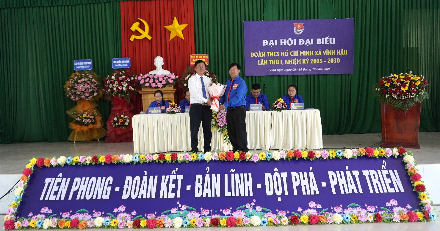 Description: A group of people on a stageAI-generated content may be incorrect.