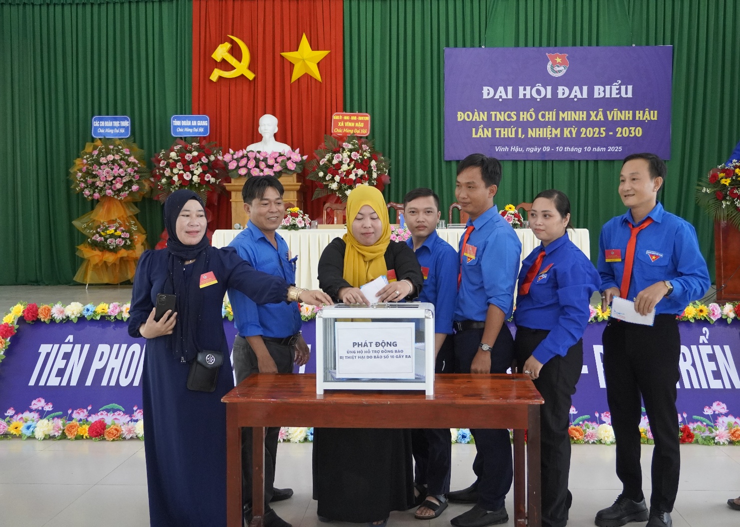 Description: A group of people standing next to a boxAI-generated content may be incorrect.