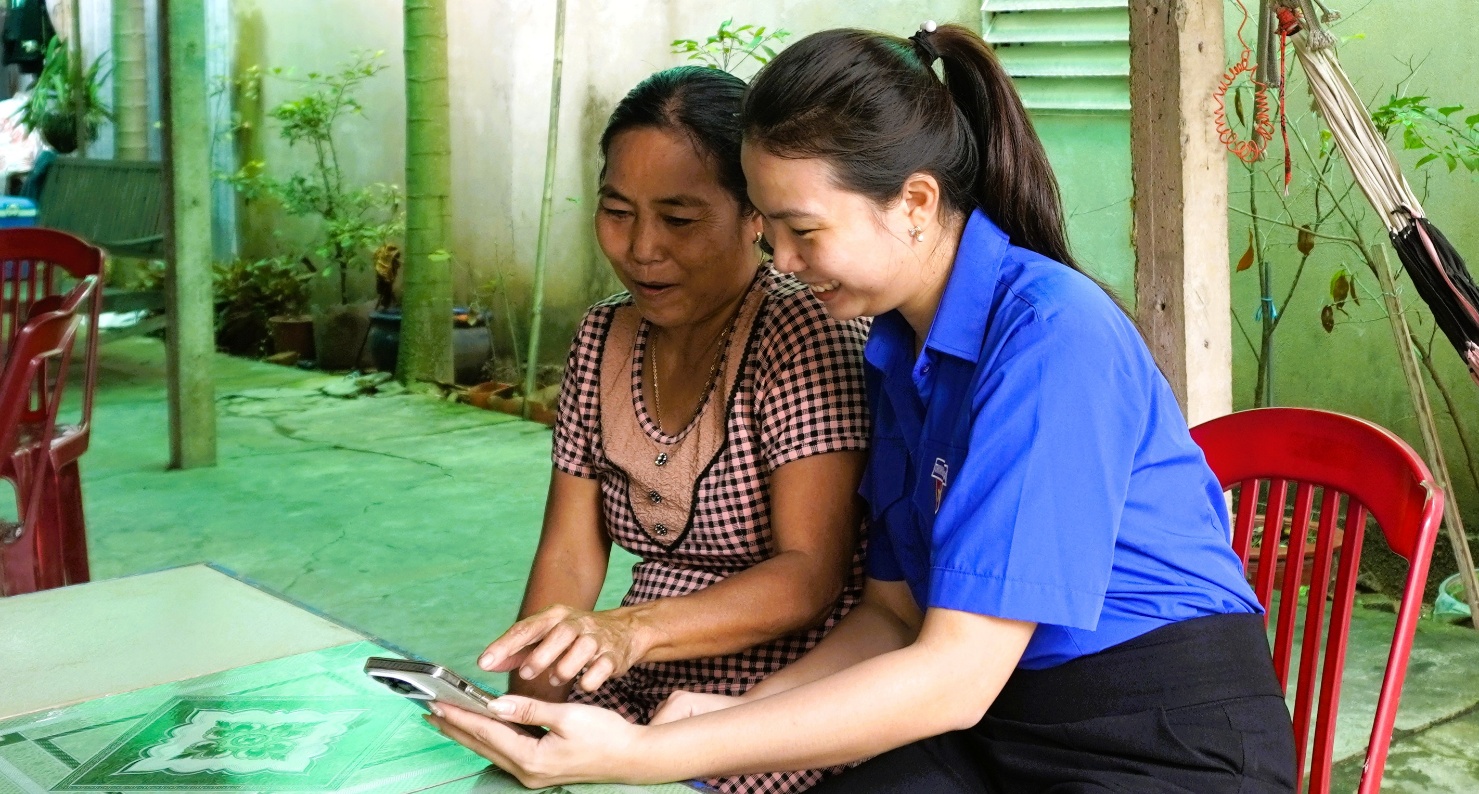 Description: A person looking at a phone
AI-generated content may be incorrect.