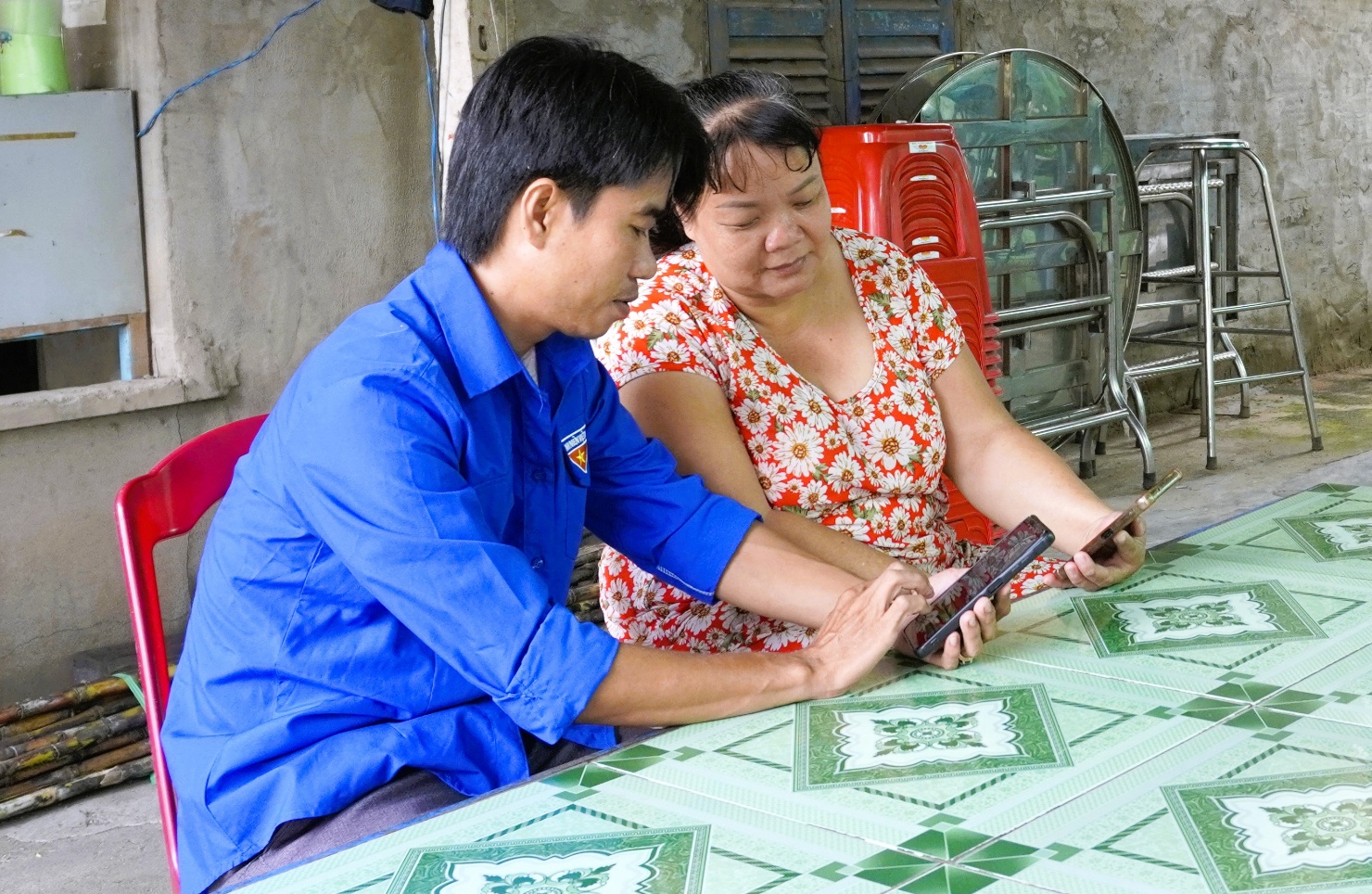 Description: A person and person looking at a phone
AI-generated content may be incorrect.