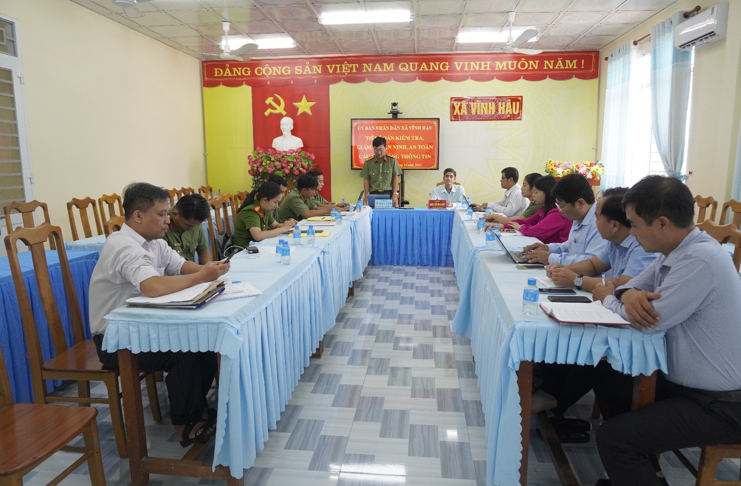 Description: A group of people sitting at tables
AI-generated content may be incorrect.