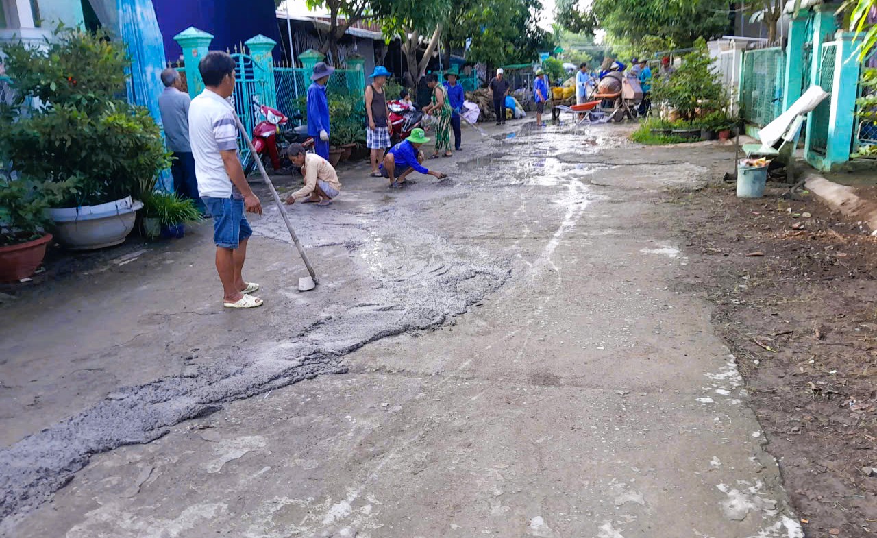 Description: A group of people cleaning a street
AI-generated content may be incorrect.