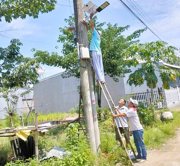 Description: A group of men working on a poleAI-generated content may be incorrect.