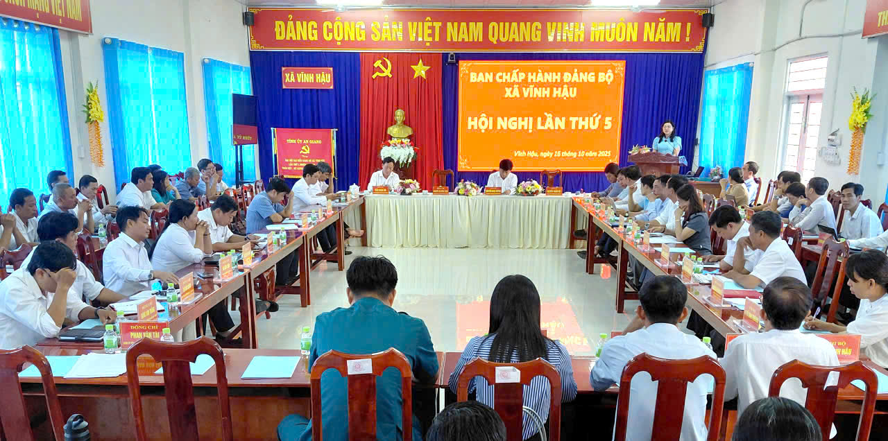 Description: A group of people sitting at tablesAI-generated content may be incorrect.