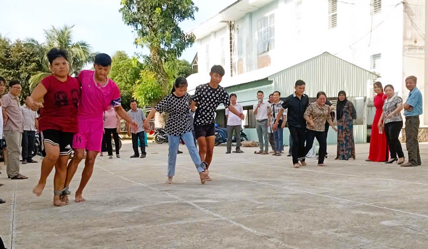 Description: A group of people playing a game
AI-generated content may be incorrect.