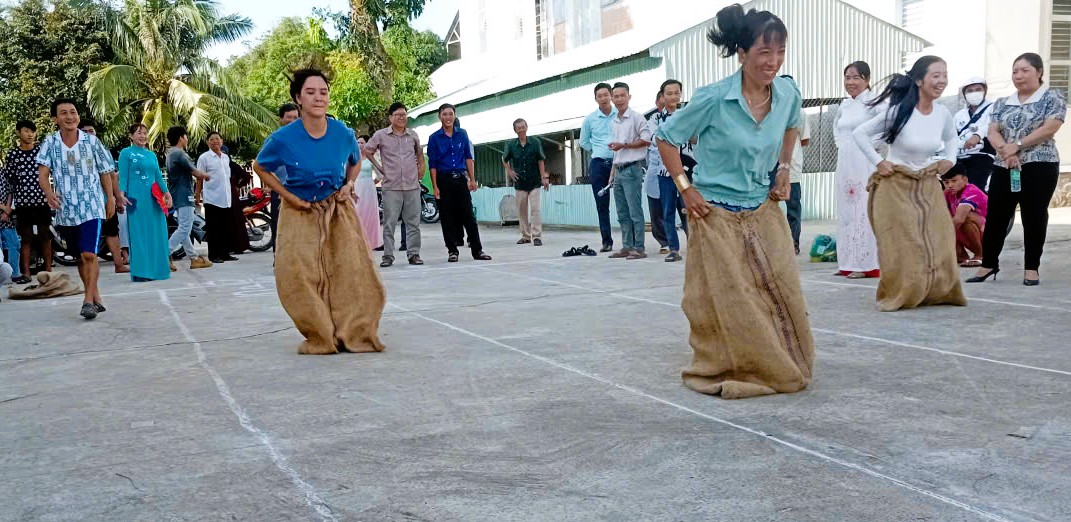 Description: A group of people in sacks
AI-generated content may be incorrect.