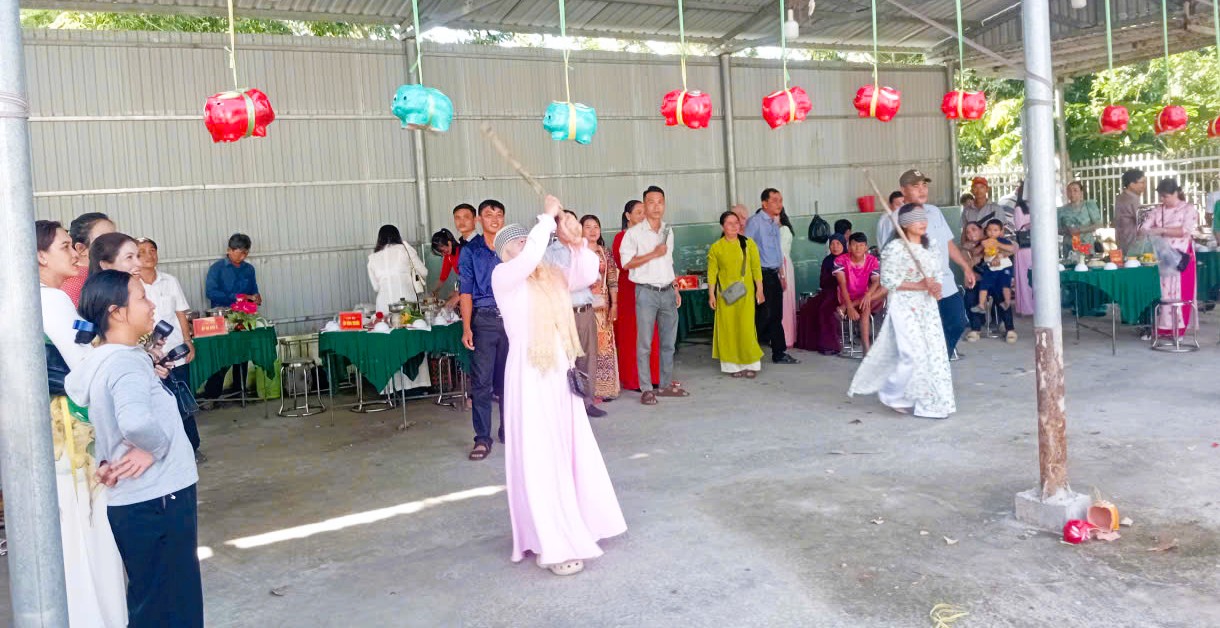 Description: A group of people in a tent
AI-generated content may be incorrect.