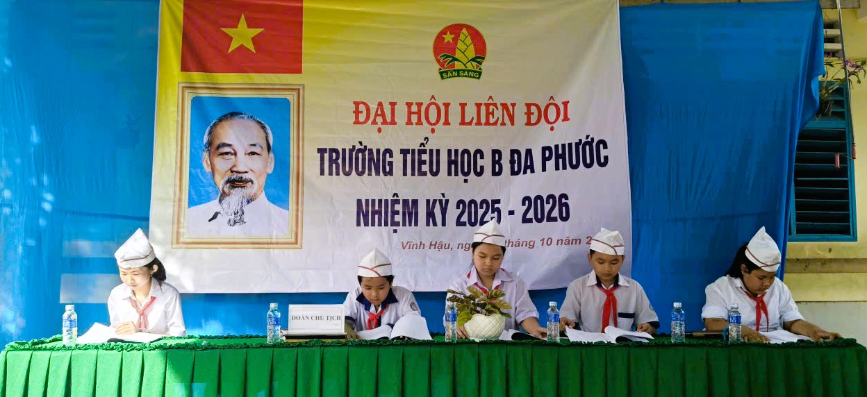 Description: A group of people sitting at a tableAI-generated content may be incorrect.